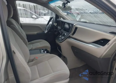 2015 Toyota Sienna Le 8 Passenger z USA, uszkodzony, nr VIN 5TDKK3DC2FS571391